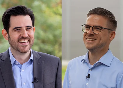 Zwei lächelnde Personen im Business-Outfit, nebeneinander im Freien; Porträts vor Naturhintergrund.