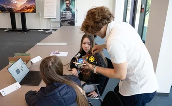 GOB-Azubi unterstützt zwei Teilnehmerinnen am Girls'Day 2025 beim Bau eines Arduino-Roboters