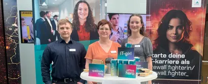 Headerbild mit Recruiting-Team der GOB Software & Systeme GmbH & Co. KG auf der Firmenkontaktmesse HRW Karriere 2024 in Bottrop GOB-Recruiting-Team auf HRW Karriere 2024, bunte Plakate und IT-Trainee-Programm-Werbung.
