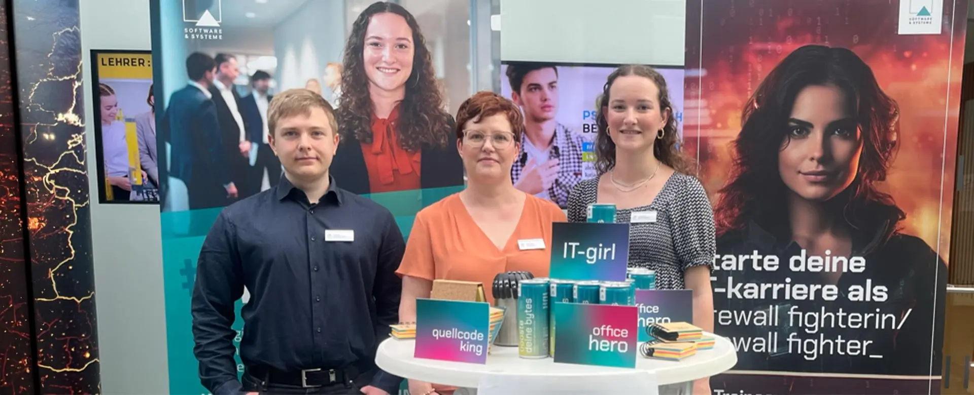 GOB-Recruiting-Team auf HRW Karriere 2024, bunte Plakate und IT-Trainee-Programm-Werbung.