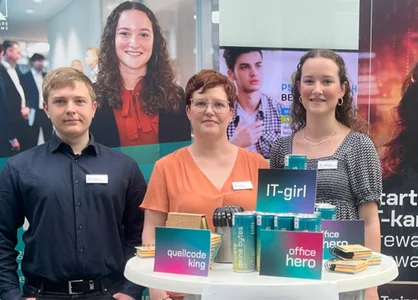 GOB-Recruiting-Team auf der Firmenkontaktmesse HRW Karriere 2024 in Bottrop | 1920 x 780 Pixel GOB-Recruiting-Team auf HRW Karriere 2024, bunte Plakate und IT-Trainee-Programm-Werbung.