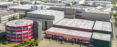 Lederer-Gebäudekomplex für Verwaltung und Lager in Ennepetal Luftaufnahme des Verwaltungs- und Logistikgebäudes der Lederer GmbH in Ennepetal.