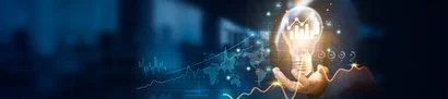 Business Intelligence | unitop BI | 1905 x 425 Pixel Mann hält Glühbirne mit Datenvisualisierungen und Diagrammen zur Business Intelligence in der Hand