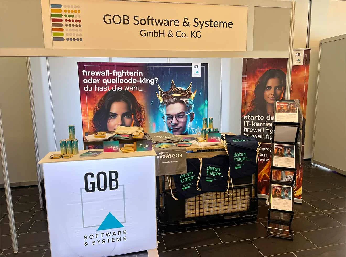 Der GOB-Stand auf der stellenwerk Jobmesse 2024 in Bochum GOB-Messestand auf stellenwerk Jobmesse Bochum 2024, bunte Plakate und Giveaways.