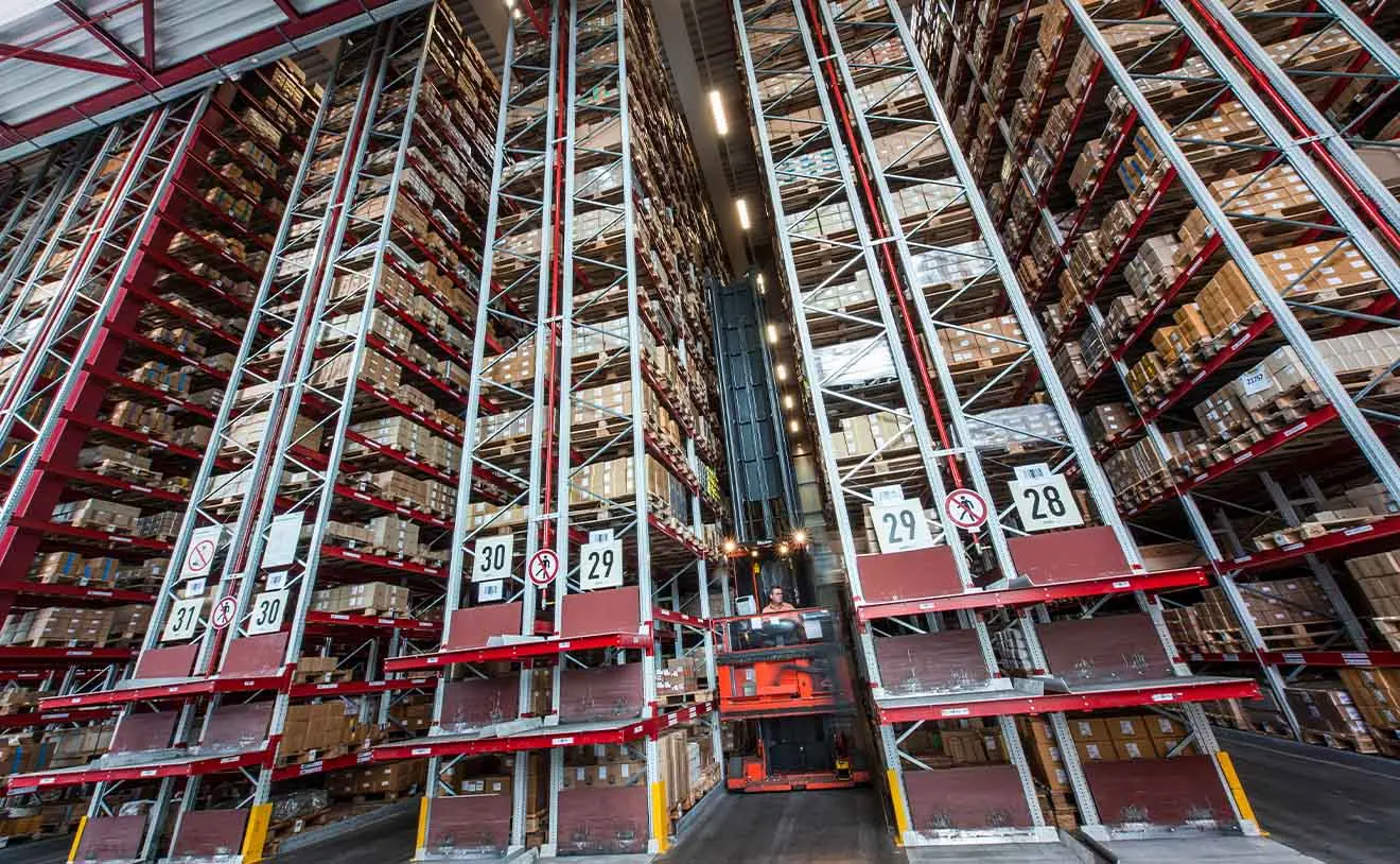 Hochregallager der Lederer GmbH in Ennepetal Blick in das Hochregallager der Lederer GmbH mit meterhohen Regalen voller Versandware.