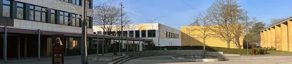 KMS-Ausbildungsforum 2026 auf dem Schulcampus Schulhof mit modernen Gebäuden und Sitzstufen, Austragungsort des KMS-Ausbildungsforums in Krefeld.