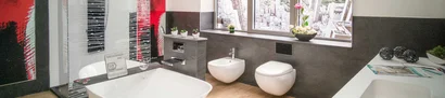 Badezimmer-Showroom mit Stadtpanorama – Duschking Vertriebs GmbH Freistehende Badewanne mit Dusche, WC und Stadtpanorama in modernem Bad