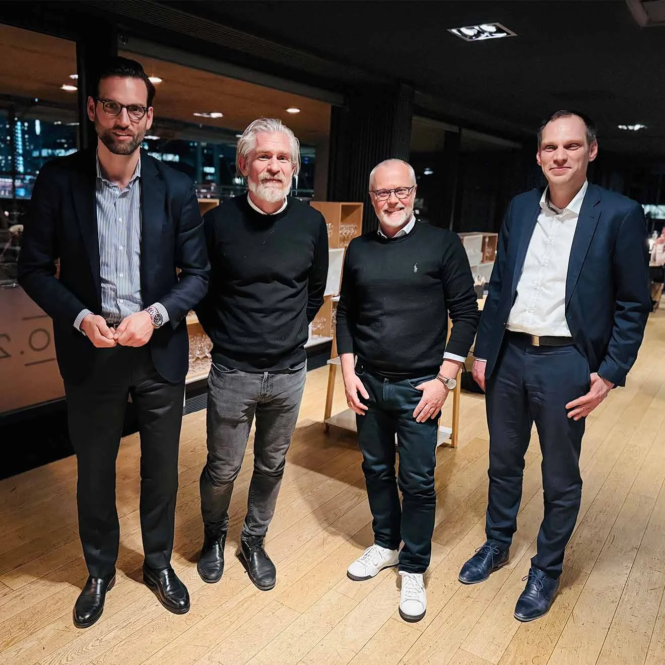 Robert Küpper, Kim Mortensen, Hans Henrik Hansen und Matthias Schoris abends im Restaurant in Kopenhagen.