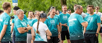 Das GOB-Team steht vor dem Start des internen Firmenlaufs GOB RUN & FUN 2026 zusammen.
