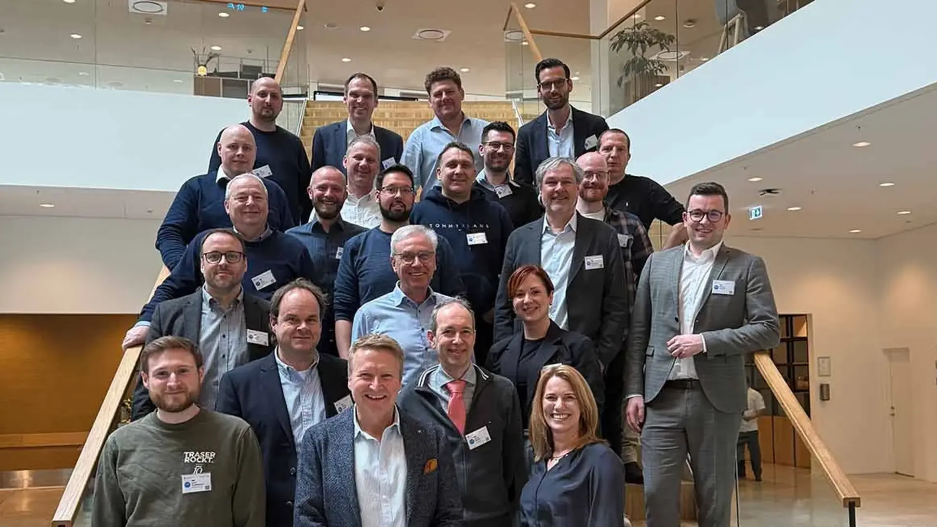 Gruppenfoto mit MS-Mitarbeitenden und Partnern auf der Treppe der Microsoft-Zentrale in Kopenhagen