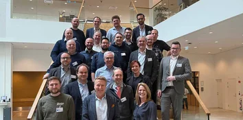 Gruppenfoto mit MS-Mitarbeitenden und Partnern auf der Treppe der Microsoft-Zentrale in Kopenhagen