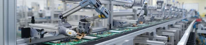 Automatisierte Elektronikfertigung mit mehreren Roboterarmen an einer Serienfertigungslinie