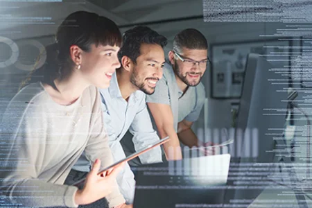 Analyse & understand processes – thanks to efficient business applications Three people look at data analyses on a virtual dashboard and discuss them.