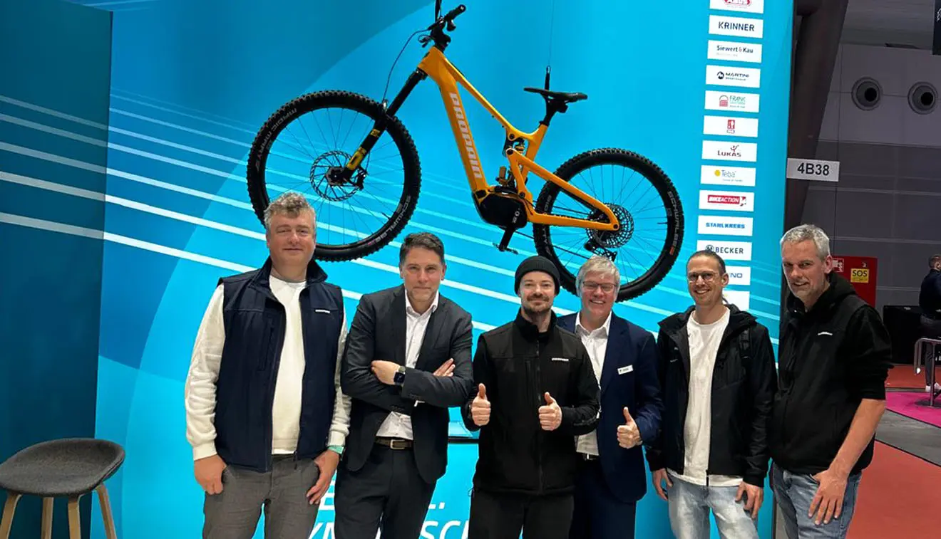 GOB- und Propain-Team vor  Propain Bicycles-Custom-Bike am Messestand auf der LogiMAT Stuttgart 2025