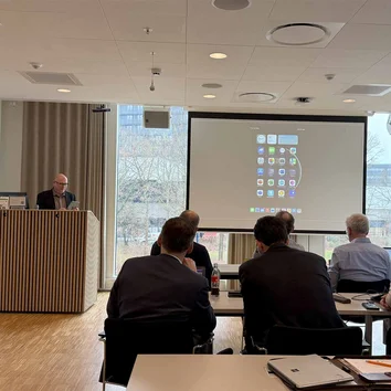 Vortrag zur App-Nutzung in Verbindung mit Business Central auf Tabletgerät während Microsoft-Event