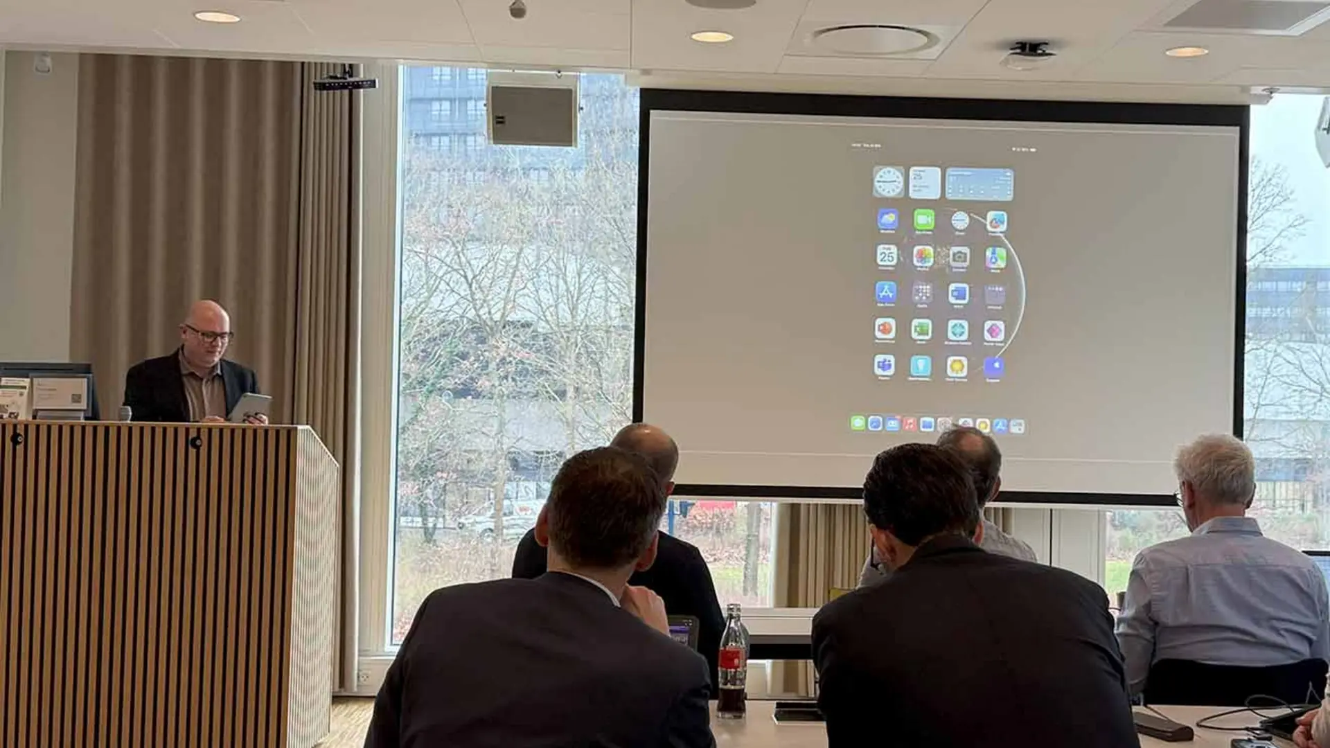 Vortrag zur App-Nutzung in Verbindung mit Business Central auf Tabletgerät während Microsoft-Event