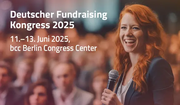 Lächelnde Rednerin mit Mikrofon vor Publikum, daneben Infos zum Deutschen Fundraising Kongress 2025