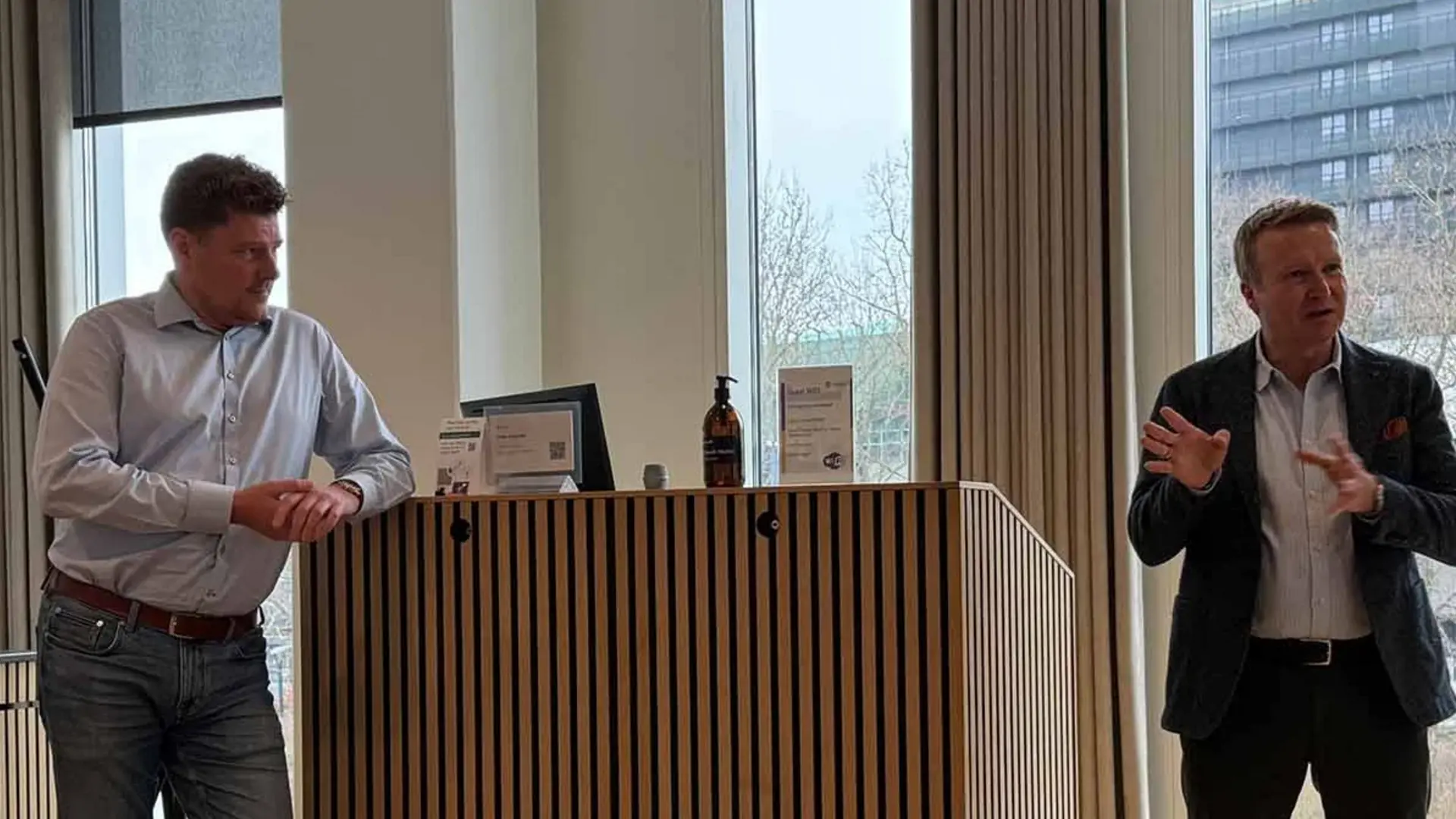 Dmitry Chadayev und Jannik Bausager von Microsoft bei einer Präsentation im Vortragsraum der Zentrale