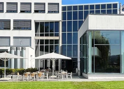 Haus der Architektinnen und Architekten der AKBW in Stuttgart mit Terrasse und moderner Glasfassade