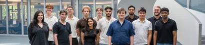 Gemeinsamer Start im Team GOB Neue Auszubildende und ein berufserfahrener Kollege im Atrium der GOB