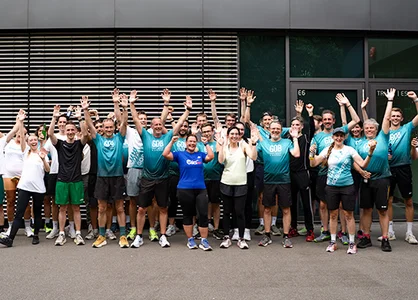 as GOB-Laufteam posiert beim internen Firmenlauf GOB RUN & FUN 2026 mit erhobenen Armen.