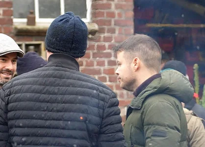 Tannenbaumgeschenk für Mitarbeitende auf dem GOB-Weihnachtsevent 2025 GOB-Mitarbeitende suchen sich beim Weihnachtsevent 2025 auf dem Mengelshof Tannenbäume aus.