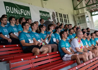Krefelder Firmenlauf RUN & FUN 2026: Das GOB-Team auf der Tribüne der Galopp-Rennbahn