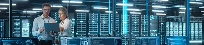 GOB's infrastructure analysis – transparency for your IT Landscape Illustrative image: Team checks servers on laptop for GOB infrastructure analysis at client site.