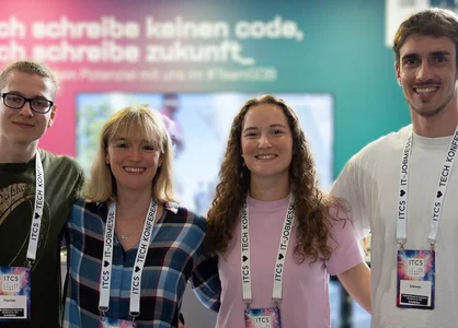 Das GOB-Team auf der ITCS Köln 2024 In die Kamera lächelnde Recruiting- & Fachbereichskollegen am GOB-Stand auf der ITCS Köln 2024