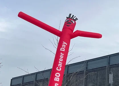 Roter Skydancer mit Aufschrift BO Career Day vor der Blue Box der Hochschule Bochum.