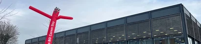 BO Career Day 2025 – Skydancer an der Blue Box Bochum Roter Skydancer mit Aufschrift BO Career Day vor der Blue Box der Hochschule Bochum.