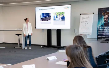 Laureen Bartholemy präsentiert den Girls’Day in der GOB vor interessierten Schülerinnen