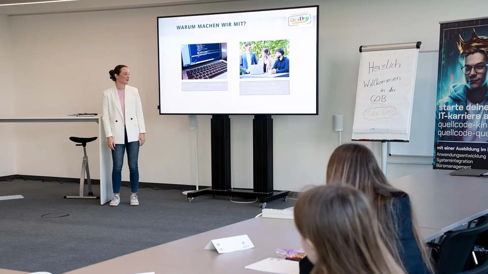 Laureen Bartholemy präsentiert den Girls’Day in der GOB vor interessierten Schülerinnen