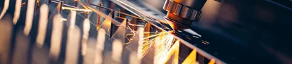Laserschneidanlage schneidet ein Metallblech mit hoher Präzision, während helle Funken sprühen