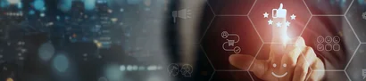 Dashboard mit zahlreichen Customer Journey Icons; Person tippt auf Customer Satisfaction Icon