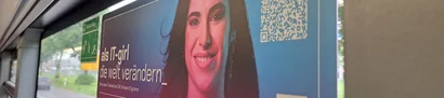 IT-Girl auf FuerMehrZukunft-Seitenscheibenplakat in Krefelder Bahn | 1905 x 425 Pixel Headerbild mit IT-Girl auf FuerMehrZukunft-Seitenscheibenplakat in Krefelder Bahn