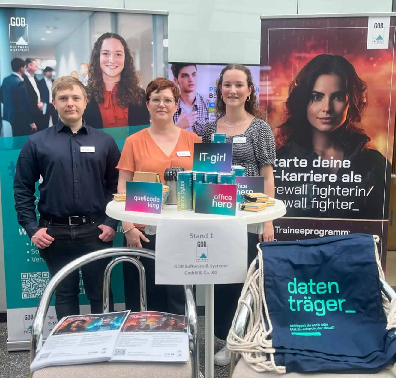 GOB-Recruiting-Team auf der HRW-Karriere 2024 in Bottrop am Stand mit IT-Trainee-Programm-Werbung