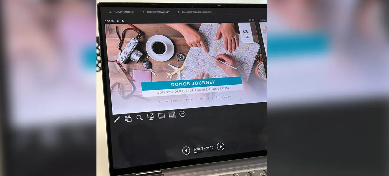 Laptop mit geteilter PowerPoint-Präsentation zum Thema Donor Journey
