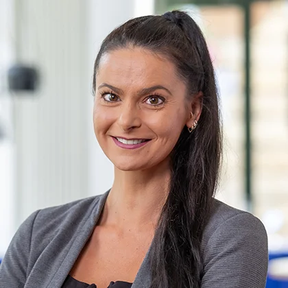 Rebekka Weiß – Leiterin Regulierungspolitik, Microsoft Deutschland Porträt von Rebekka Weiß, Leiterin Regulierungspolitik bei Microsoft Deutschland, lächelnd.