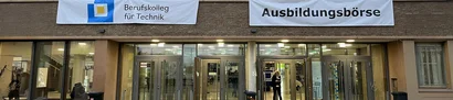 Eingang des Berufskollegs für Technik in Moers, mit Bannern zur Ausbildungsbörse BKTM 2025