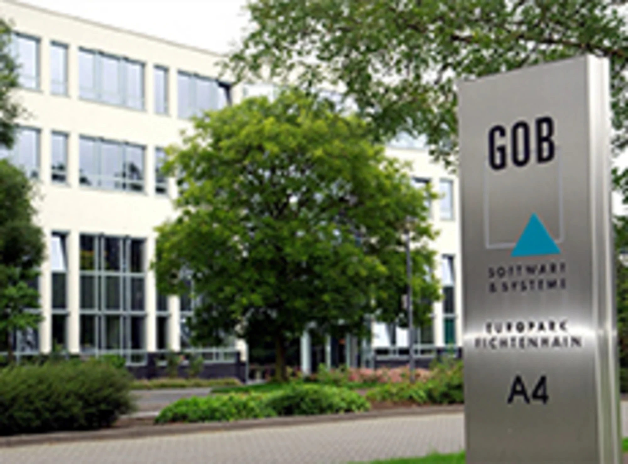 Das GOB-Gebäude ist nun am Europark Fichtenhain A4 in Krefeld zu finden GOB-Firmenschild vor altem Gebäude am Europark Fichtenhain A4