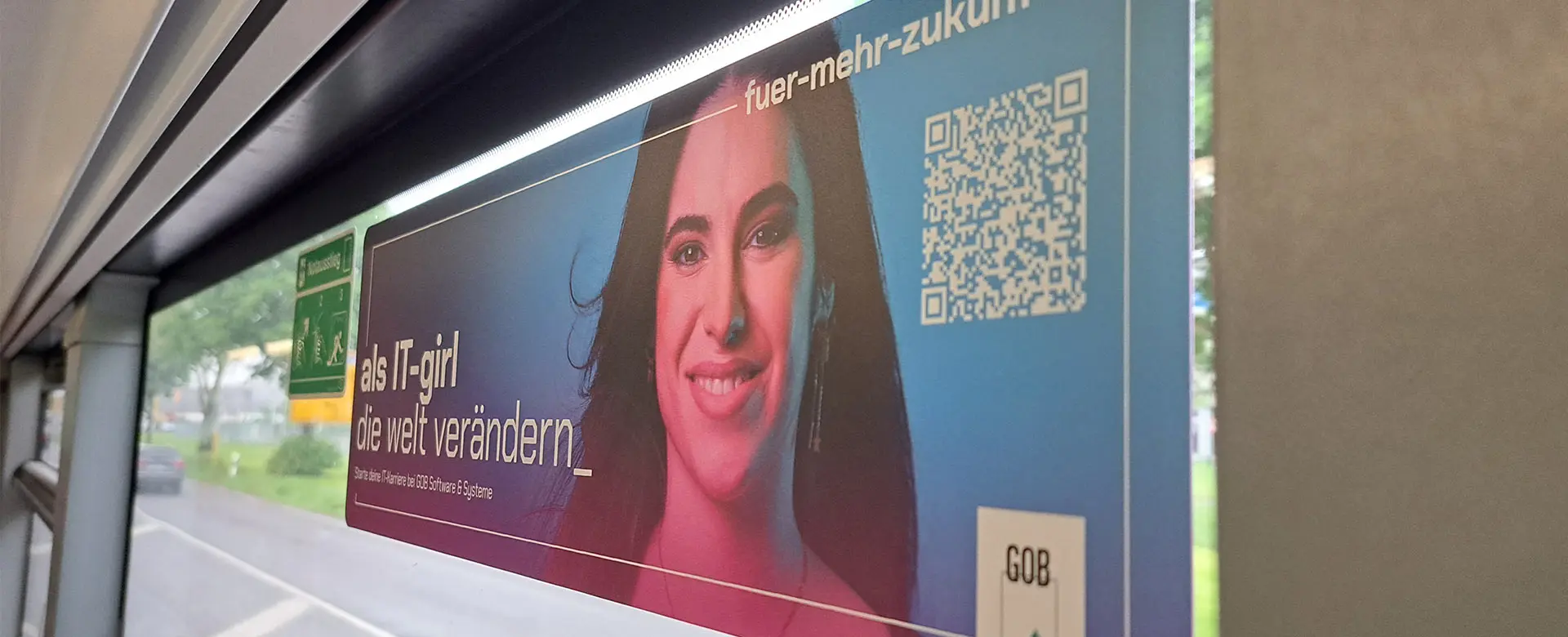 Headerbild mit IT-Girl auf FuerMehrZukunft-Seitenscheibenplakat in Krefelder Bahn