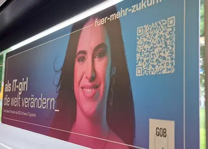Headerbild mit IT-Girl auf FuerMehrZukunft-Seitenscheibenplakat in Krefelder Bahn