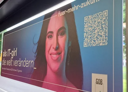 IT-Girl auf FuerMehrZukunft-Seitenscheibenplakat in Krefelder Bahn Headerbild mit IT-Girl auf FuerMehrZukunft-Seitenscheibenplakat in Krefelder Bahn