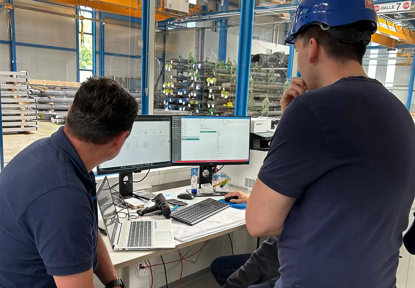 Die WMS-Einbettung in unitop läuft reibungslos 2 Lagermitarbeiter überwachen WMS-Einbettung am PC