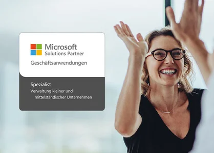 Microsoft Solutions Partner für Geschäftsanwendungen – Spezialisierung „Verwaltung kleiner und mittelständischer Unternehmen“ erneuert Zwei Personen im Büro beim High-Five, links Logo Microsoft Solutions Partner KMU-Verwaltung.