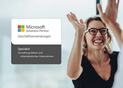 Microsoft Solutions Partner für Geschäftsanwendungen – Spezialisierung „Verwaltung kleiner und mittelständischer Unternehmen“ erneuert Zwei Personen im Büro beim High-Five, links Logo Microsoft Solutions Partner KMU-Verwaltung.