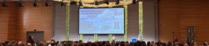 Volles Plenum auf der aba-Jahrestagung 2026 in Berlin Voller Tagungsraum auf der aba-Jahrestagung 2026 im Hotel Titanic Chaussee Berlin.