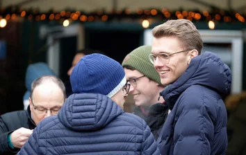 Mehrere GOB-Mitarbeitende im Gespräch auf dem Weihnachtsevent 2025 im Mengelshof.