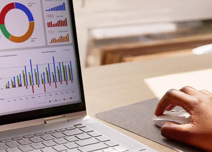unitop Fundraising & Microsoft 365 | Webinar | 1905 x 425 Pixel Dashboard mit Diagrammen und Statistiken auf Laptop – Symbolbild für Spendenverwaltungssoftware